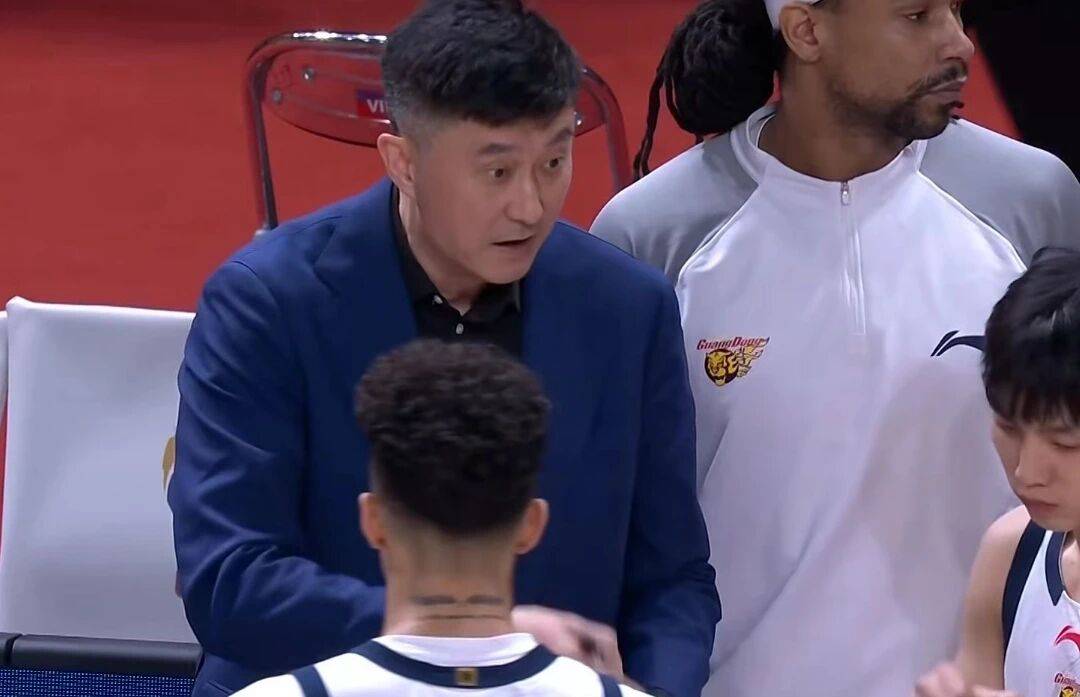 广东男篮85-64大胜广州,三大改变明显,球员评分出炉:胡明轩9.7分杜锋4.4分